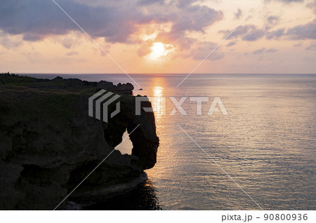 沖縄　万座毛の夕景 90800936
