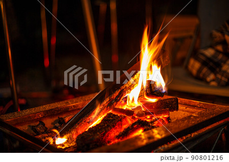 焚き火　たき火　キャンプ 90801216