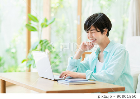 リビングでテレワークする若い女性 90801860