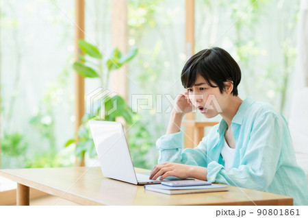 リビングでテレワークする若い女性 90801861