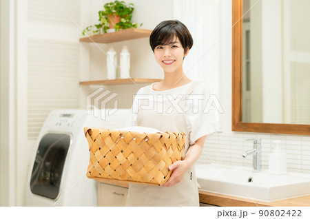 洗濯をする若い女性 洗濯をする若い女性 90802422