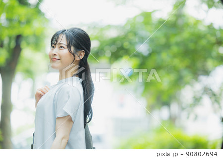 女性 新緑 女性 新緑 90802694