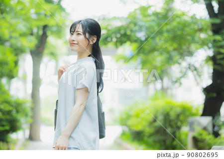 女性 新緑 女性 新緑 90802695