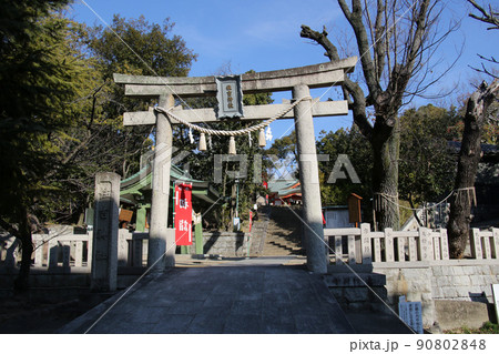 豊中市服部緑地公園近くに鎮座する長興寺住吉神社を鳥居越しに望む 豊中市服部緑地公園近くに鎮座する長興寺住吉神社を鳥居越しに望む 90802848