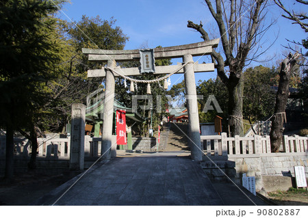 豊中市服部緑地公園近くに鎮座する長興寺住吉神社を鳥居越しに望む 豊中市服部緑地公園近くに鎮座する長興寺住吉神社を鳥居越しに望む 90802887