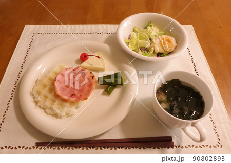 ワッフル型の焼きおにぎり 90802893