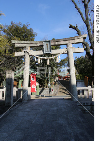 豊中市服部緑地公園近くに鎮座する長興寺住吉神社を鳥居越しに望む 90802925