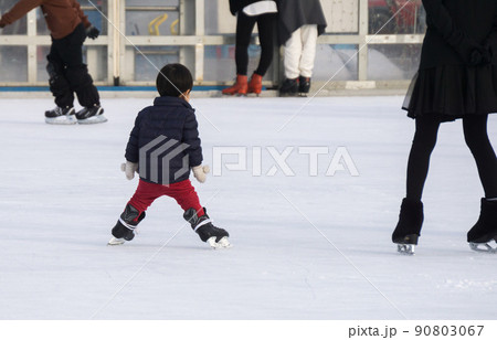 アイススケート練習　子供 90803067