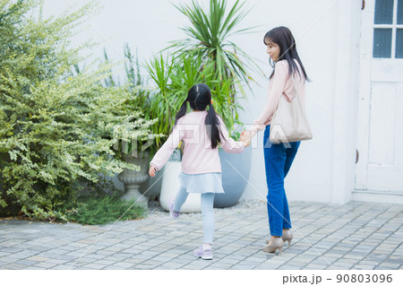 屋外　親子　小学生 90803096