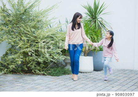 屋外 親子 小学生 屋外 親子 小学生 90803097