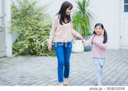 屋外　親子　小学生 90803098