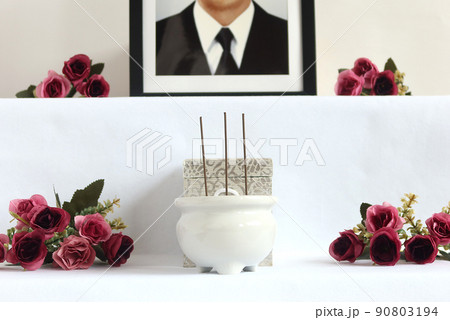 葬儀後に飾られる後飾りに置かれた骨壷。祭壇のイメージ2 90803194