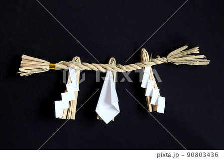 神棚に飾られる注連縄(しめなわ)のイメージ 90803436