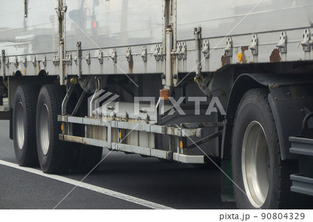 大型トラックのサイドガード 90804329