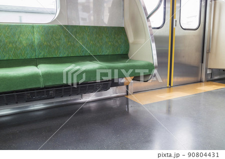 京王線　新宿行き　府中駅　府中駅ホーム　車内　座席　グリーン　ドア 90804431
