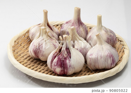 ざるに盛った白バックの新にんにく ざるに盛った白バックの新にんにく 90805022