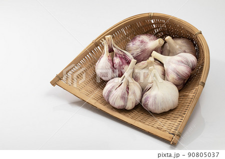 ざるに盛った白バックの新にんにく 90805037