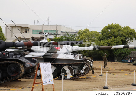 冬季迷彩を施した陸上自衛隊の74式戦車 90806897