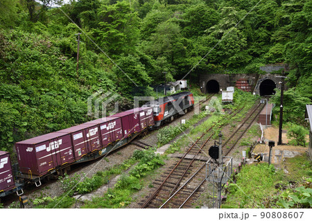 小幌駅を通過する貨物列車 90808607
