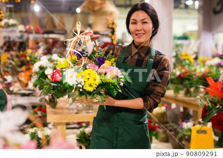 Woman flower seller prepares a luxury bouquet Woman flower seller prepares a luxury bouquet 90809291