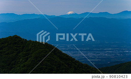 群馬県　榛名山　榛名富士山頂からの絶景　富士山 90810423