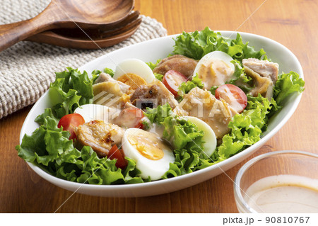 食卓のテーブルに香ばしい鶏もも肉のグリルチキンサラダ 90810767