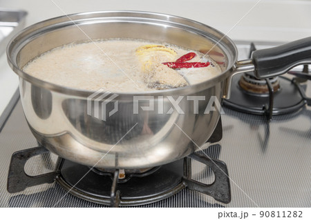 【筍のあく抜き 鍋に糠と鷹の爪を入れて煮こぼれないように茹でる】 【筍のあく抜き 鍋に糠と鷹の爪を入れて煮こぼれないように茹でる】 90811282