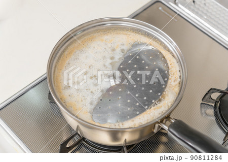 【筍のあく抜き　煮こぼれないように落し蓋をして茹でる】 90811284