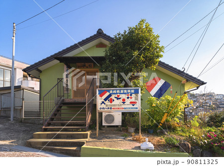 [九州・長崎] 凧をモチーフとしたタイルを飾る小川ハタ店のファサードの外見。 90811325