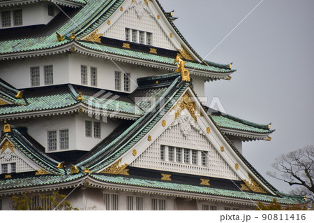 日本の大阪府 春の大阪城 天守閣のクローズアップ写真 お城の美しい外装と装飾 日本の大阪府 春の大阪城 天守閣のクローズアップ写真 お城の美しい外装と装飾 90811416