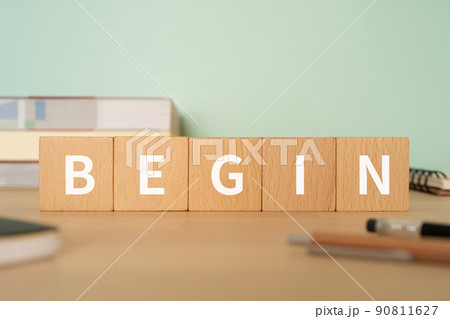 「BEGIN」と書かれた積み木が置かれたデスク 90811627