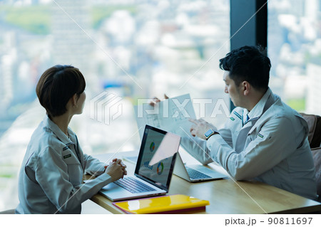 高層ビルで打合せをするユニフォーム姿の大手デベロッパー 90811697