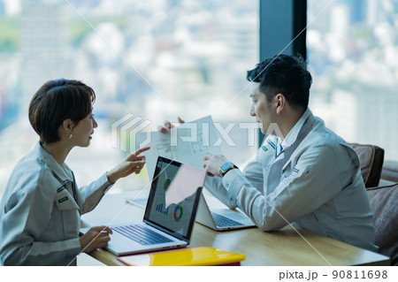 高層ビルで打合せをするユニフォーム姿の大手デベロッパー 90811698