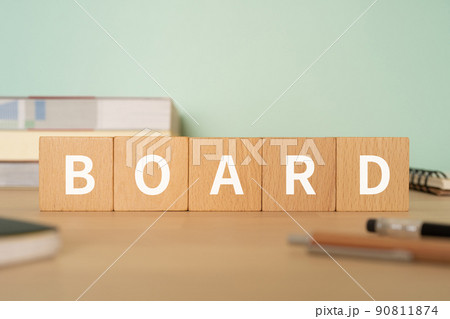 「BOARD」と書かれたブロックが置かれたデスク 90811874