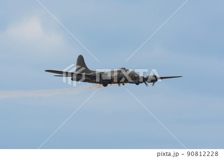 アメリカ陸軍ボーイングB-17G爆撃機発煙 アメリカ陸軍ボーイングB-17G爆撃機発煙 90812228