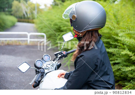 バイクにまたがる女性　Woman straddling a motorcycle	 90812834