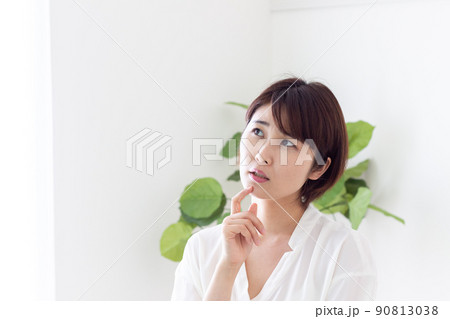 悩んでいる女性 悩んでいる女性 90813038