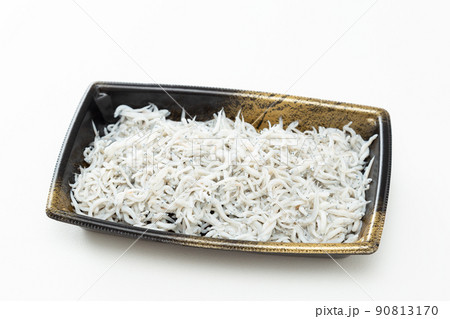 プラスチックトレーに入ったしらす　白バック 90813170