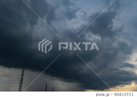 天候が急変し暗雲が覆い始める夏の空 送電鉄塔と雨柱 天候が急変し暗雲が覆い始める夏の空 送電鉄塔と雨柱 90813551