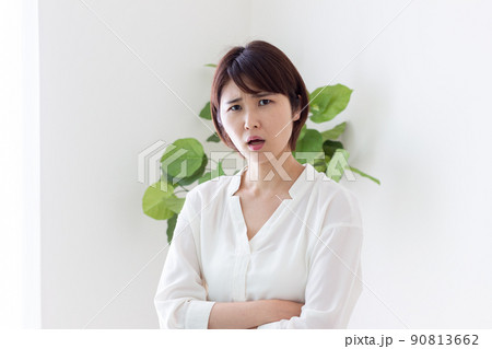 怒る女性 90813662