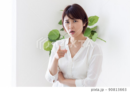 怒る女性 90813663