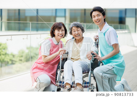 車椅子の高齢者と若い介護スタッフ 撮影協力「LINK FOREST」 車椅子の高齢者と若い介護スタッフ 撮影協力「LINK FOREST」 90813733