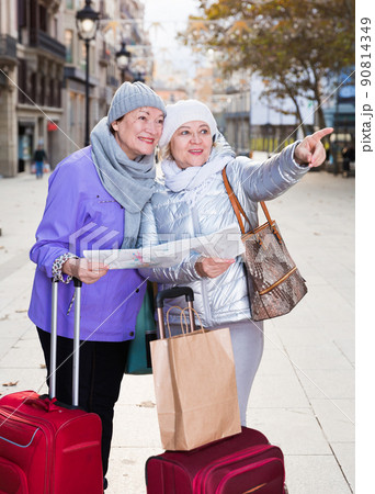 Mature ladies travellers with map 90814349