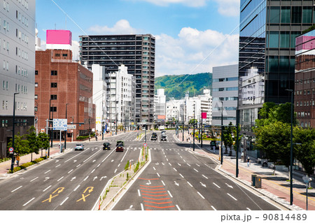 広島駅前の歩道橋から横川駅方面を展望した市街地風景です。広島駅の北の玄関口周辺になります。広島県 広島駅前の歩道橋から横川駅方面を展望した市街地風景です。広島駅の北の玄関口周辺になります。広島県 90814489