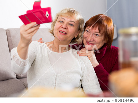 females with telephone on sofa 90814496