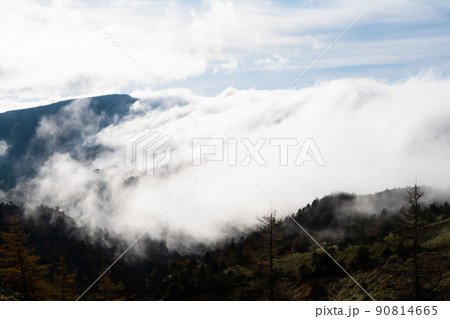 秋の志賀高原のなだれ雲 秋の志賀高原のなだれ雲 90814665