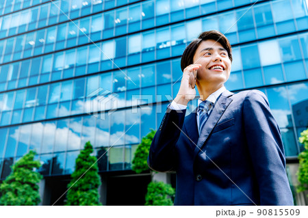 外で電話をする男性 外で電話をする男性 90815509