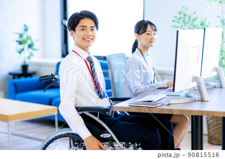 障害を持っている車椅子に乗る若い男性 90815516