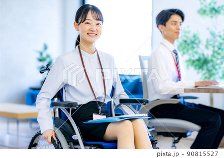 車椅子に座る若い女性 90815527