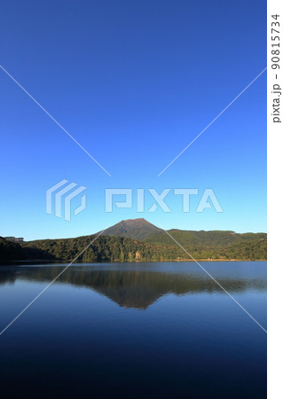 御池展望台から望む御池と高千穂峰 ( 2021年11月 宮崎県 ) 御池展望台から望む御池と高千穂峰 ( 2021年11月 宮崎県 ) 90815734